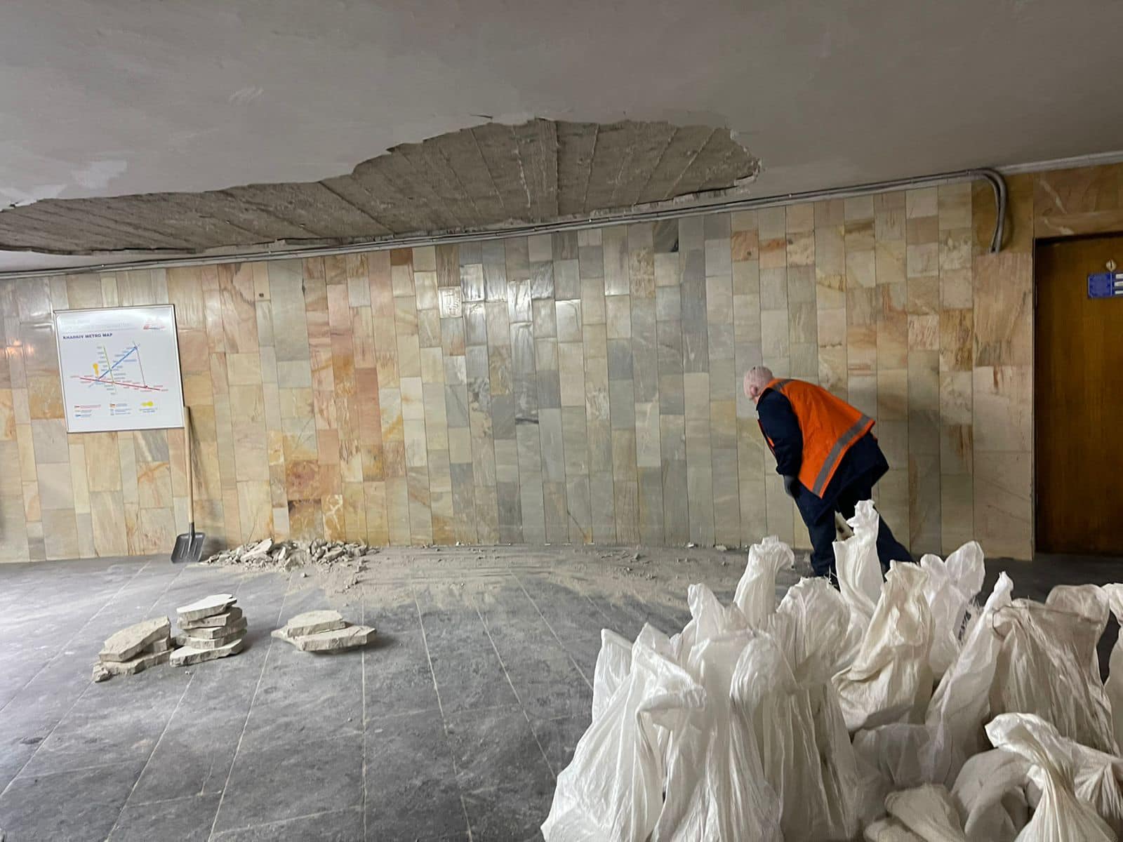 На станции метро "Площадь Конституции" обвалился потолок